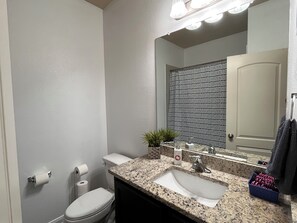 Sèche-cheveux, serviettes fournies, savon, papier toilette