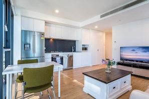 Frigorífico, microondas, horno y placa de cocina