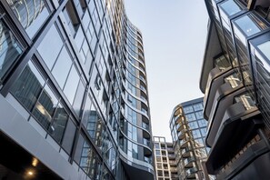Un edificio moderno de gran altura con varios pisos y amplias ventanas.
