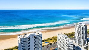 Vista costera con playa, océano y edificios, incluyendo Pacific Plaza y Shore.
