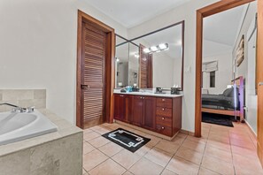 Doccia, asciugamani, sapone, carta igienica