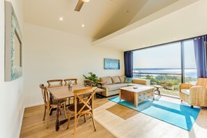 Suite, 2 kamar tidur, dapur, pemandangan danau | Area keluarga