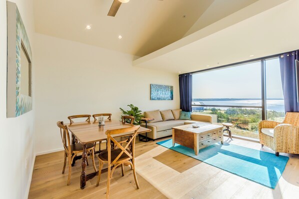 Suite, 2 Schlafzimmer, Küche, Seeblick | Wohnbereich