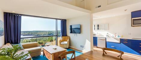 Suite, 2 Bedrooms, Kitchen, Lake View | Living area