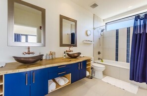 Suite, 1 King-Bett und Schlafsofa, Küche, Seeblick | Badezimmer | Kostenlose Toilettenartikel, Haartrockner, Handtücher, Seife