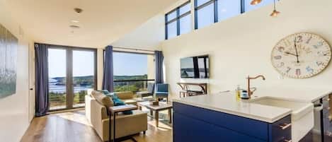 Suite, 1 cama King size y sofá cama, cocina, vista al lago | Área de sala de estar