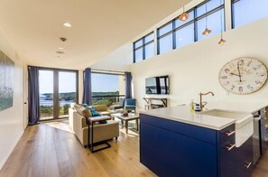 Svit - 1 kingsize-säng med bäddsoffa - kök - sjöutsikt | Vardagsrum