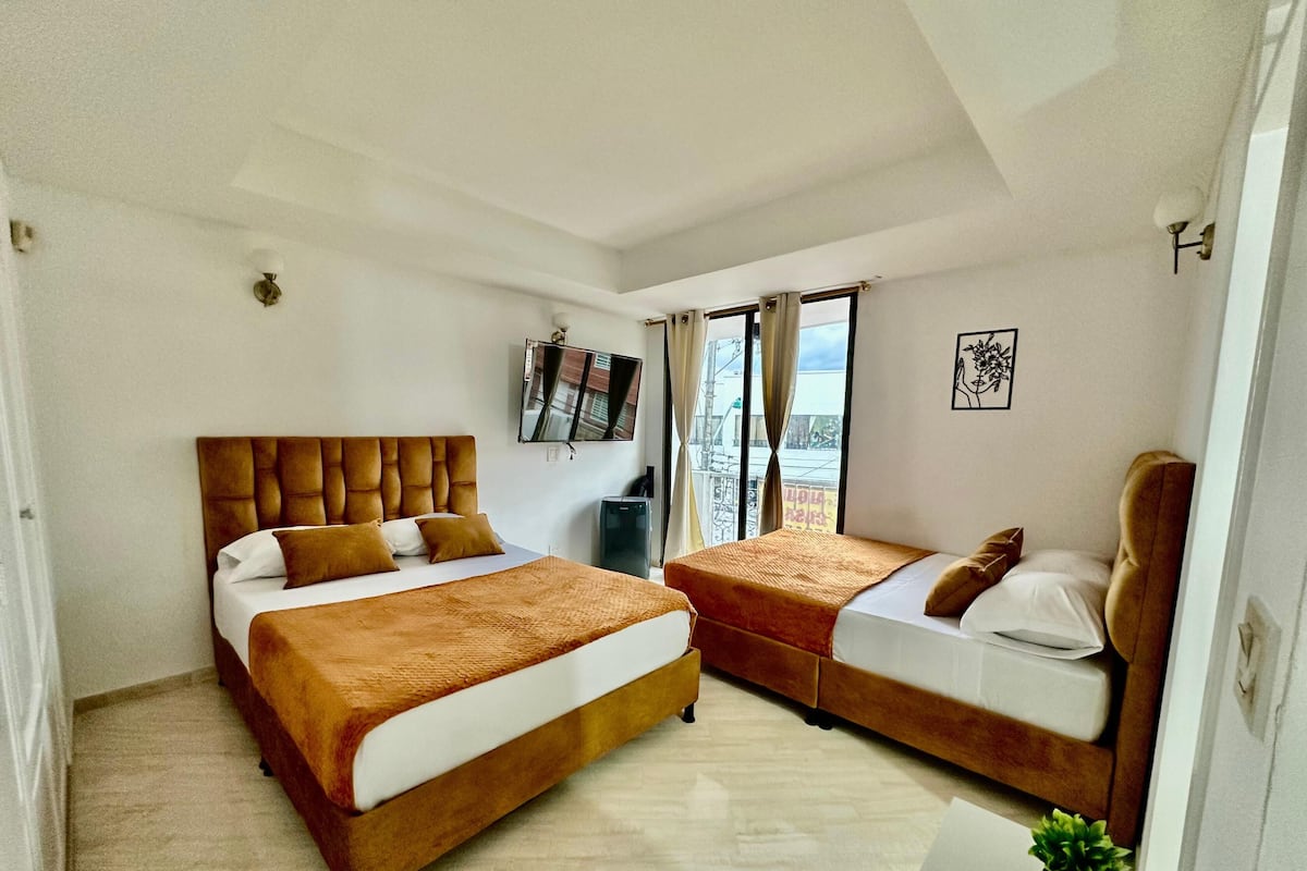 Kamar Deluks, pemandangan kebun | 1 kamar tidur, brankas, ruang kerja ramah laptop, dan tirai kedap cahaya