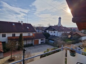 Property grounds - Apartment 'Storchenblick' with Mountain View, Balcony, and Wi-Fi (Raisting)