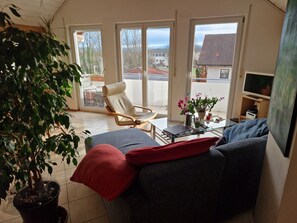 TV, DVD player, stereo - Apartment 'Storchenblick' with Mountain View, Balcony, and Wi-Fi (Raisting)