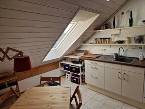 Fridge, microwave, oven, stovetop - Apartment 'Storchenblick' with Mountain View, Balcony, and Wi-Fi (Raisting)