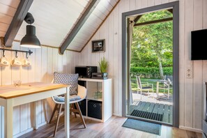 Interior - Tiny Home 'Vogelkoje' with Shared Terrace, Shared Garden and Wi-Fi (Emmelsbüll-Horsbüll)