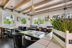 Dining - Tiny Home 'Vogelkoje' with Shared Terrace, Shared Garden and Wi-Fi (Emmelsbüll-Horsbüll)