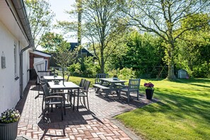 Outdoor dining - Tiny Home 'Vogelkoje' with Shared Terrace, Shared Garden and Wi-Fi (Emmelsbüll-Horsbüll)