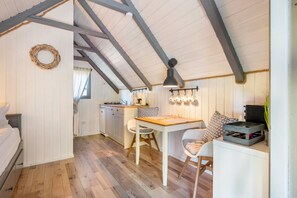 1 bedroom, free WiFi, bed sheets - Tiny Home 'Vogelkoje' with Shared Terrace, Shared Garden and Wi-Fi (Emmelsbüll-Horsbüll)