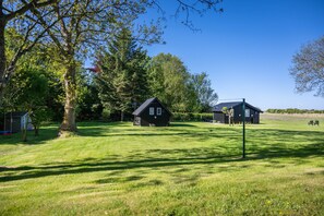 Property grounds - Tiny Home 'Vogelkoje' with Shared Terrace, Shared Garden and Wi-Fi (Emmelsbüll-Horsbüll)