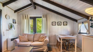 Una habitació acollidora amb un sofà, una taula de menjador i una zona de cuina.