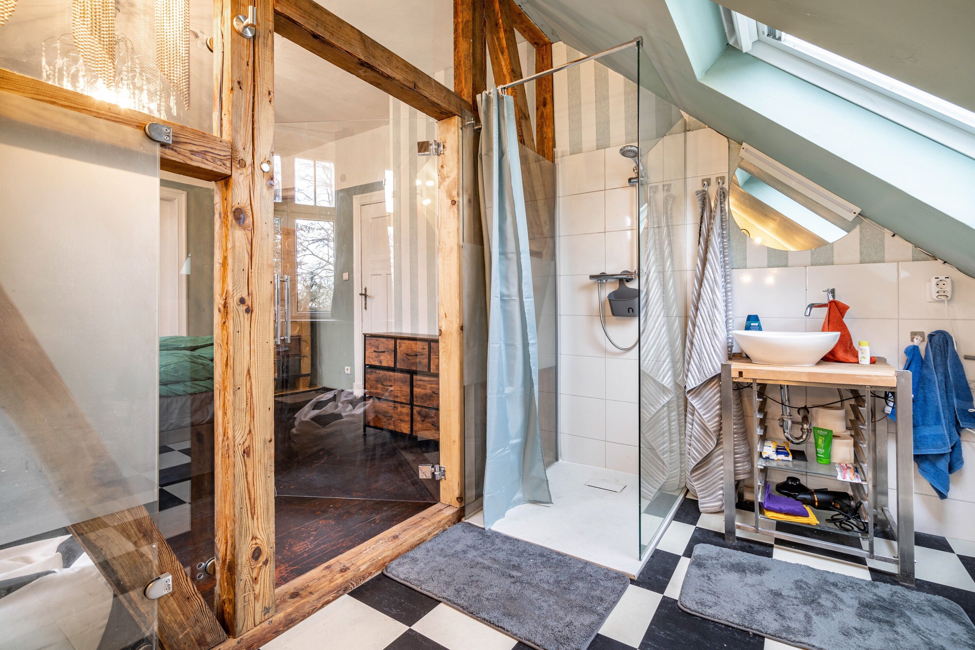 Shower, hair dryer, towels