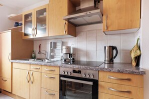 Frigorífico, microondas, horno y placa de cocina