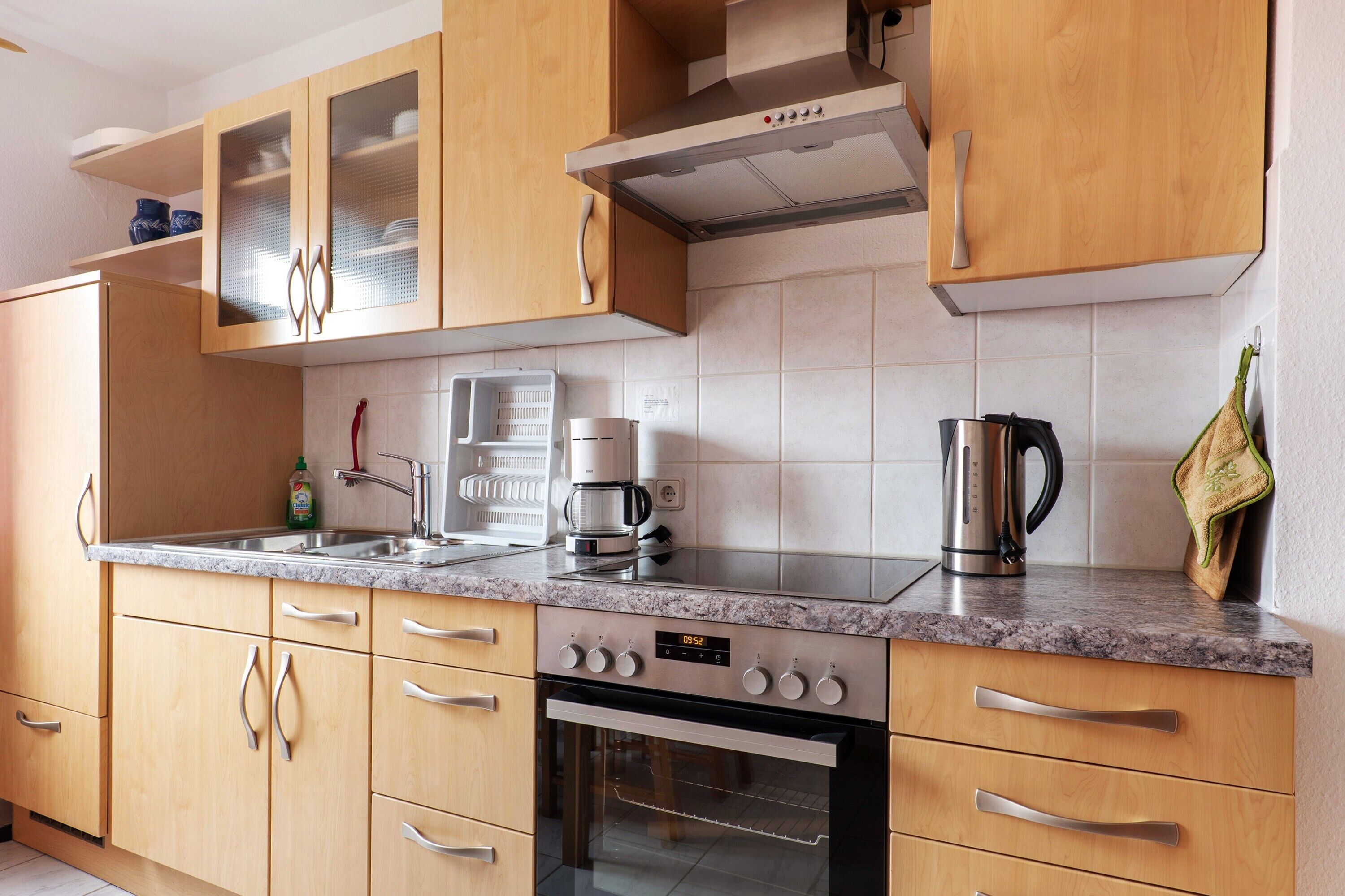 Een koelkast, een magnetron, een oven, een kookplaat