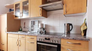 Een koelkast, een magnetron, een oven, een kookplaat