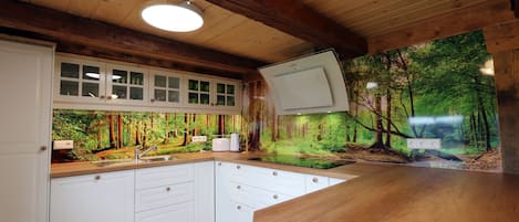 Réfrigérateur, un four, surface de cuisson, lave-vaisselle