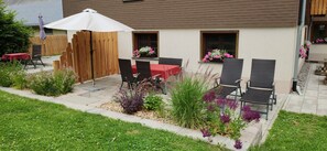 Outdoor dining - Room 'Gästezimmer' with Private Terrace, Shared Garden and Wi-Fi (Breitnau)