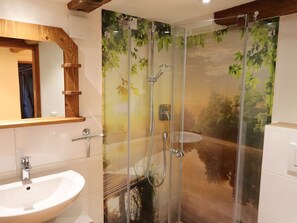 Shower, hair dryer, towels - Room 'Gästezimmer' with Private Terrace, Shared Garden and Wi-Fi (Breitnau)