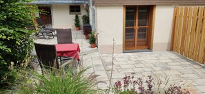 Outdoor dining - Room 'Gästezimmer' with Shared Terrace, Shared Garden and Wi-Fi (Breitnau)