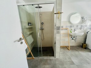 Dusche, Haartrockner, Handtücher