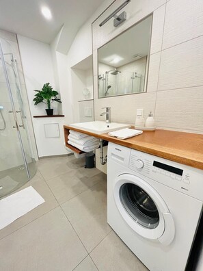 Een douche, een haardroger, handdoeken