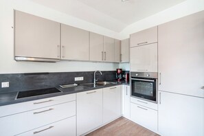 Fridge, oven, stovetop, dishwasher