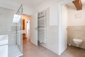 Suihku, hiustenkuivaaja, pyyhkeet