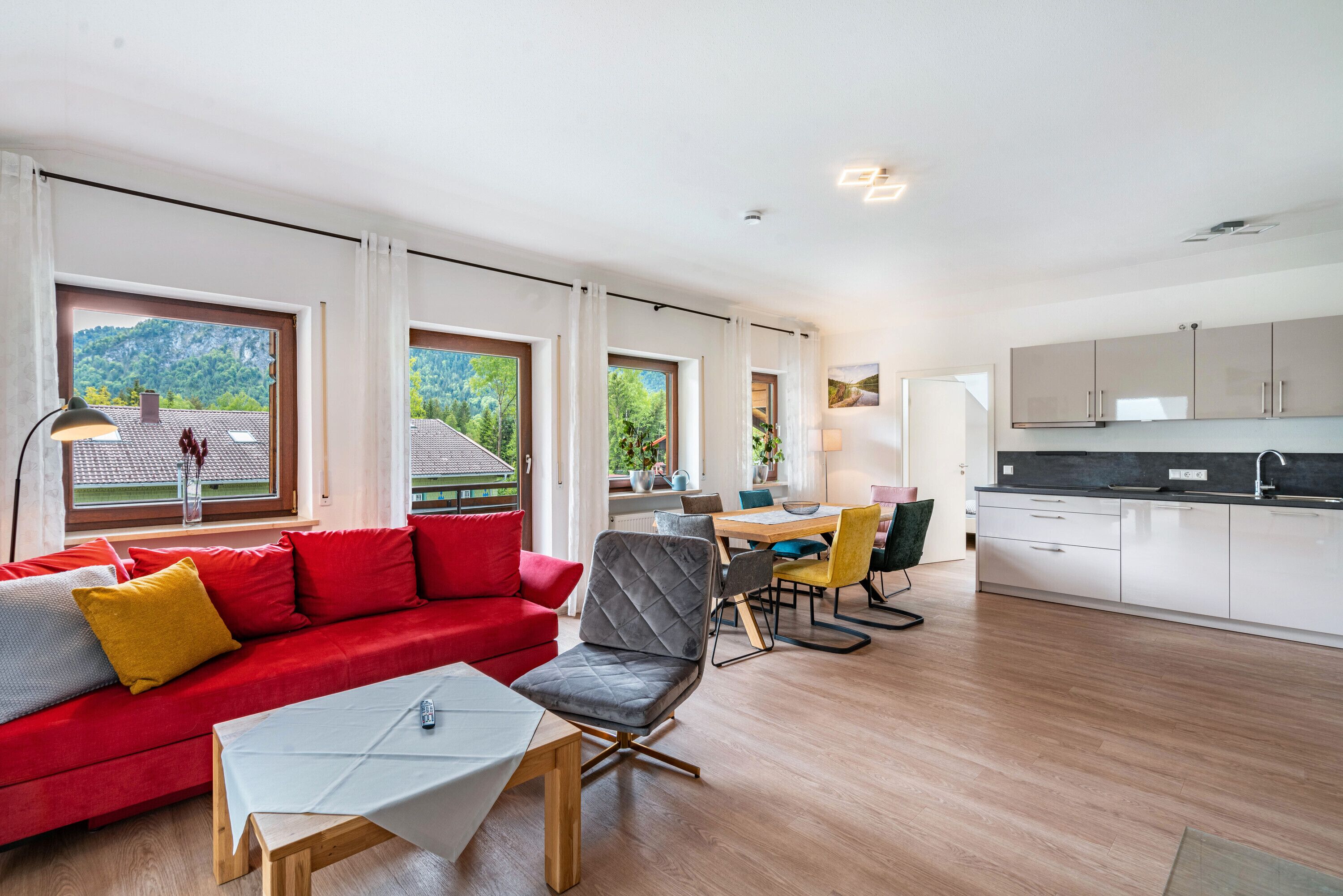 Een televisie en een open haard