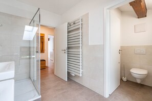 Suihku, hiustenkuivaaja, pyyhkeet