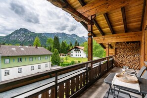 Outdoor dining - Apartment 'Katharina' with Mountain View, Balcony and Wi-Fi (Inzell)
