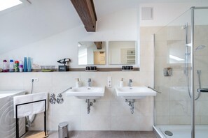 Dusj, hårføner og håndklær