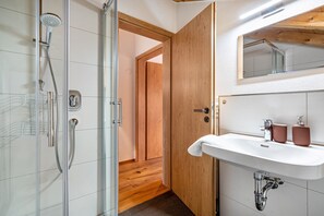 Suihku, hiustenkuivaaja, pyyhkeet