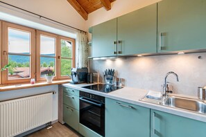 ثلاجة، فرن، موقد طهي مسطح، غسالة أطباق