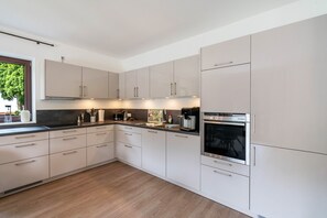 Fridge, oven, stovetop, dishwasher
