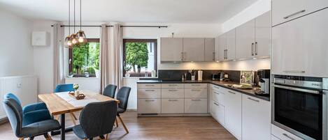 Kjøleskap, ovn, kokeplater og oppvaskmaskin