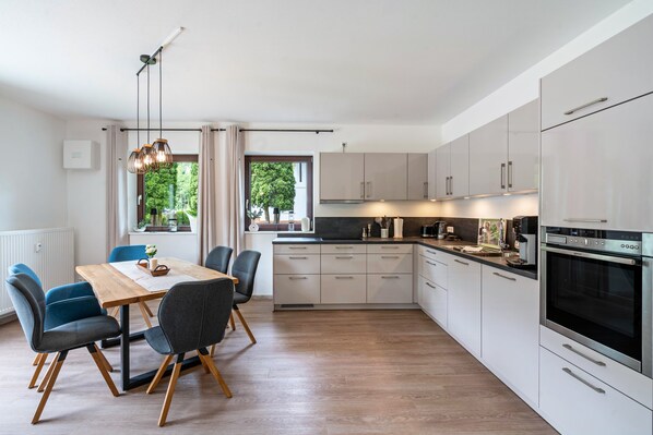 Fridge, oven, stovetop, dishwasher