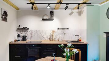 Fridge, oven, stovetop, dishwasher