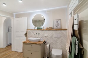 Een douche, een haardroger, handdoeken