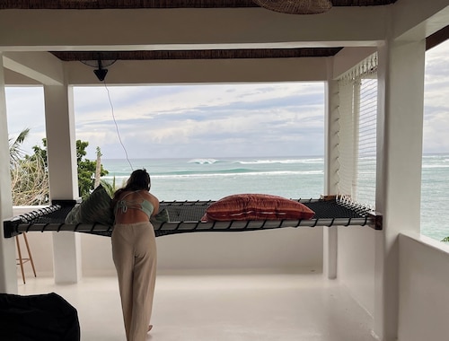 Affordable Private Cabin with access to spectacular 3rd story rooftop beach view