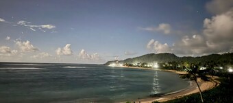 Affordable Private Cabin with access to spectacular 3rd story rooftop beach view