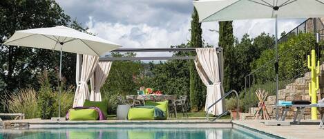 حمّام سباحة مُدفَّأ