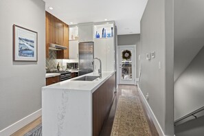 Fridge, microwave, oven, stovetop - Charming Mid-Century Home Near Mt. Tabor (Portland)