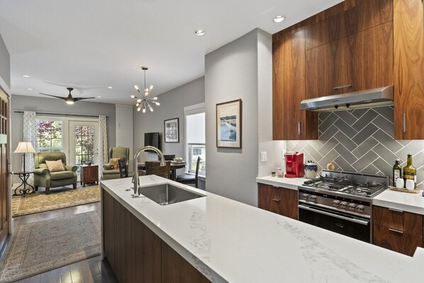 Fridge, microwave, oven, stovetop - Charming Mid-Century Home Near Mt. Tabor (Portland)