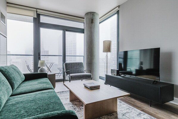 TV, stereo - Blueground | River North, pool & gym, nr Mile (Chicago)